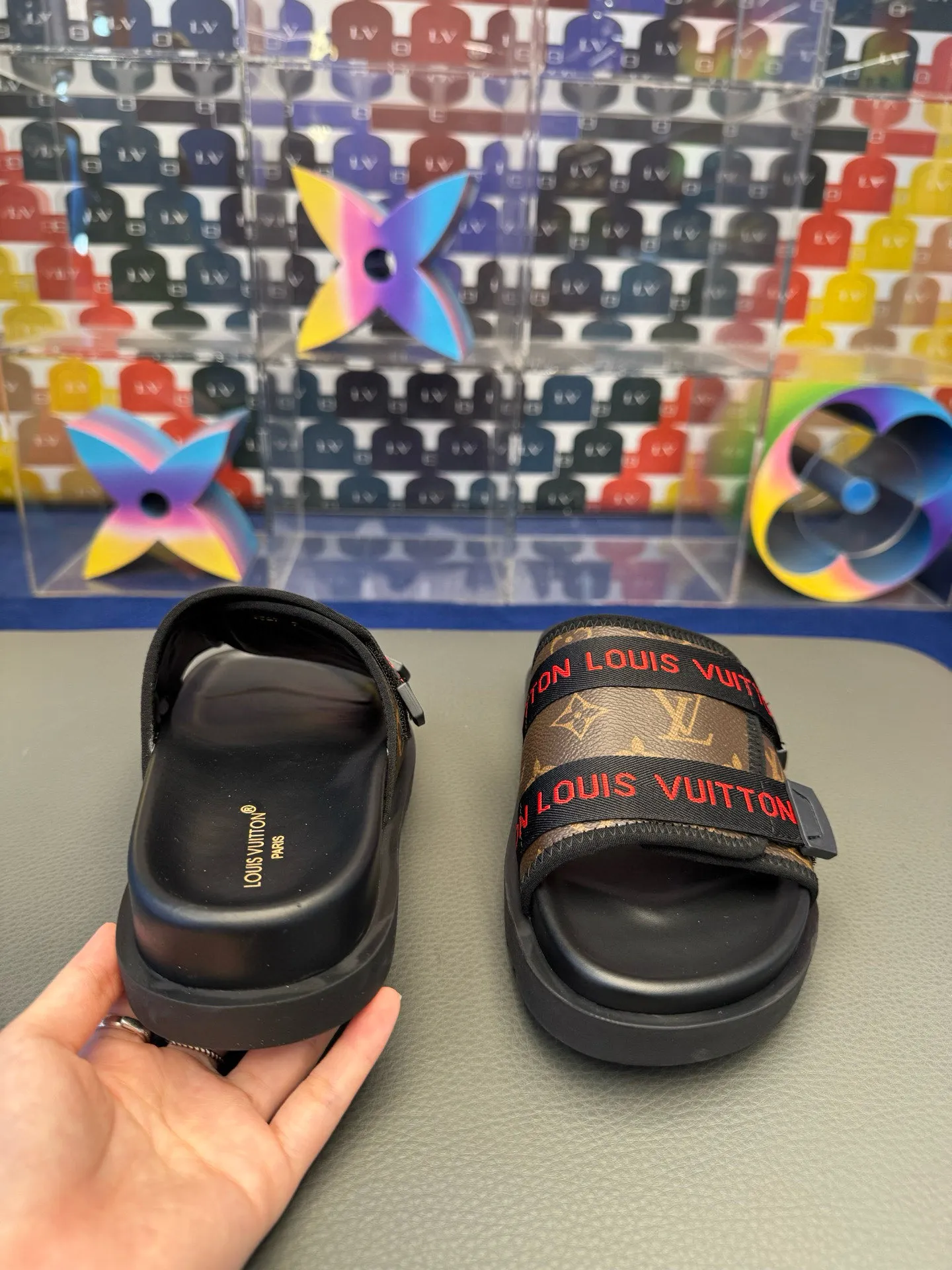 [L Home] P: 340💰Size: 38-45 Top purchasing lv men's summer slippers, classic presbyopia with soft real leather lining, unique color splicing effect, distinctive personality, fashionable and trendy essential style, light and comfortable. Lightweight and tough rubber insole, micro ridged foam outsole, super comfortable!